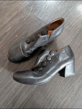 Women’s Black Leather Button-Accent Block Heel Shoes